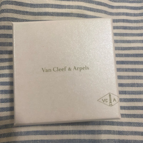 Van Cleef & Arpels Jewelry - Van Cleef & Arpels White Gift Box